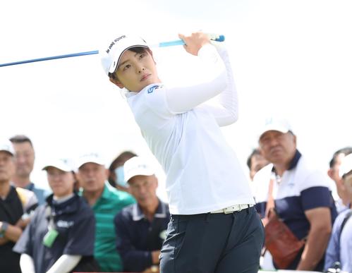 1番、ティーショットを放つ木下（撮影・黒川智章）