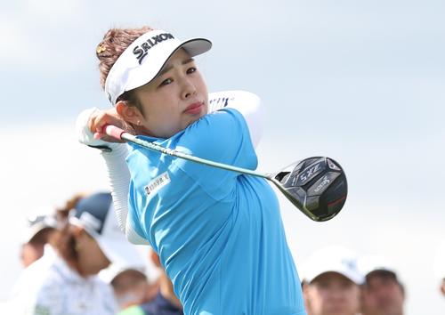 2日目　1番、ティーショットを放つ山下（撮影・黒川智章）