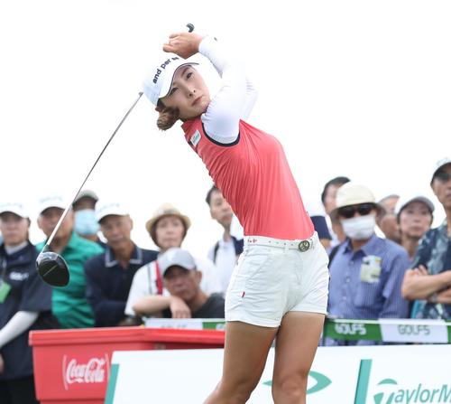 1番、ティーショットを放つ鶴岡（撮影・黒川智章）