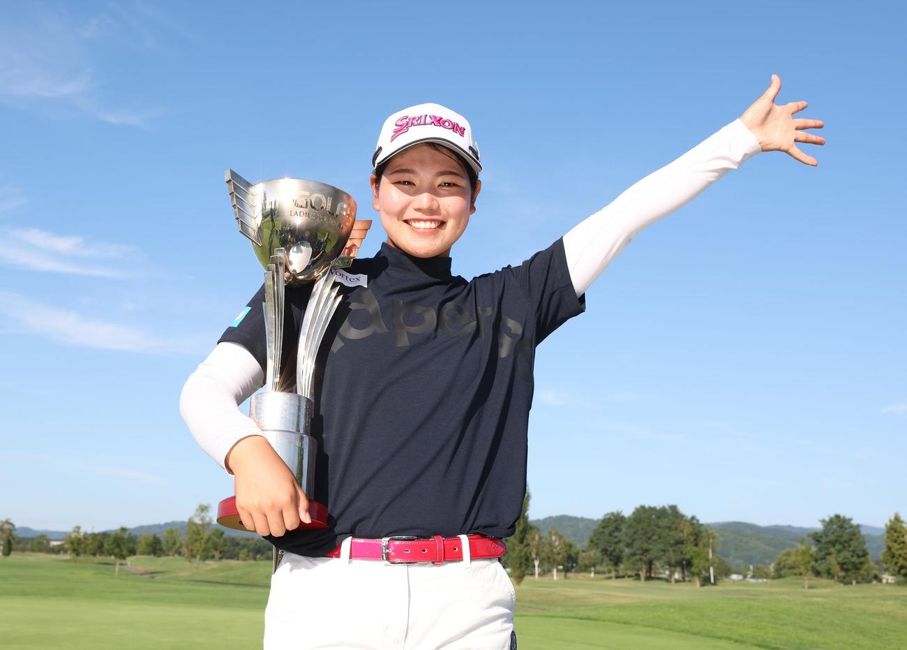 最終日　優勝し笑顔の桜井（撮影・黒川智章）