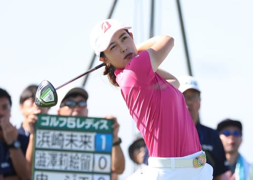 1番、ティーショットを放つ浜崎（撮影・黒川智章）