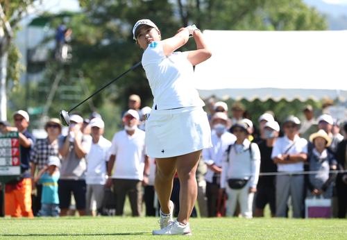 2番、ティーショットを放つ鈴木（撮影・黒川智章）
