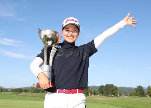 最終日　優勝し笑顔の桜井（撮影・黒川智章）