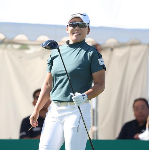 1番、打球方向を見る申ジエ（撮影・黒川智章）