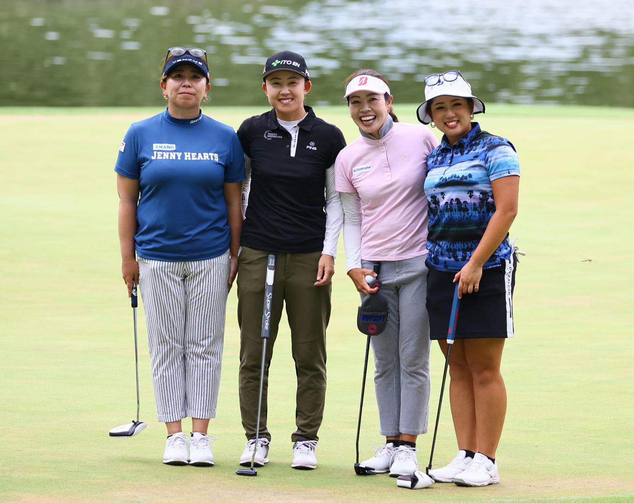9番笑顔で写真に収まる、左から吉田弓・前田・西山・照山（撮影・冨田成美）