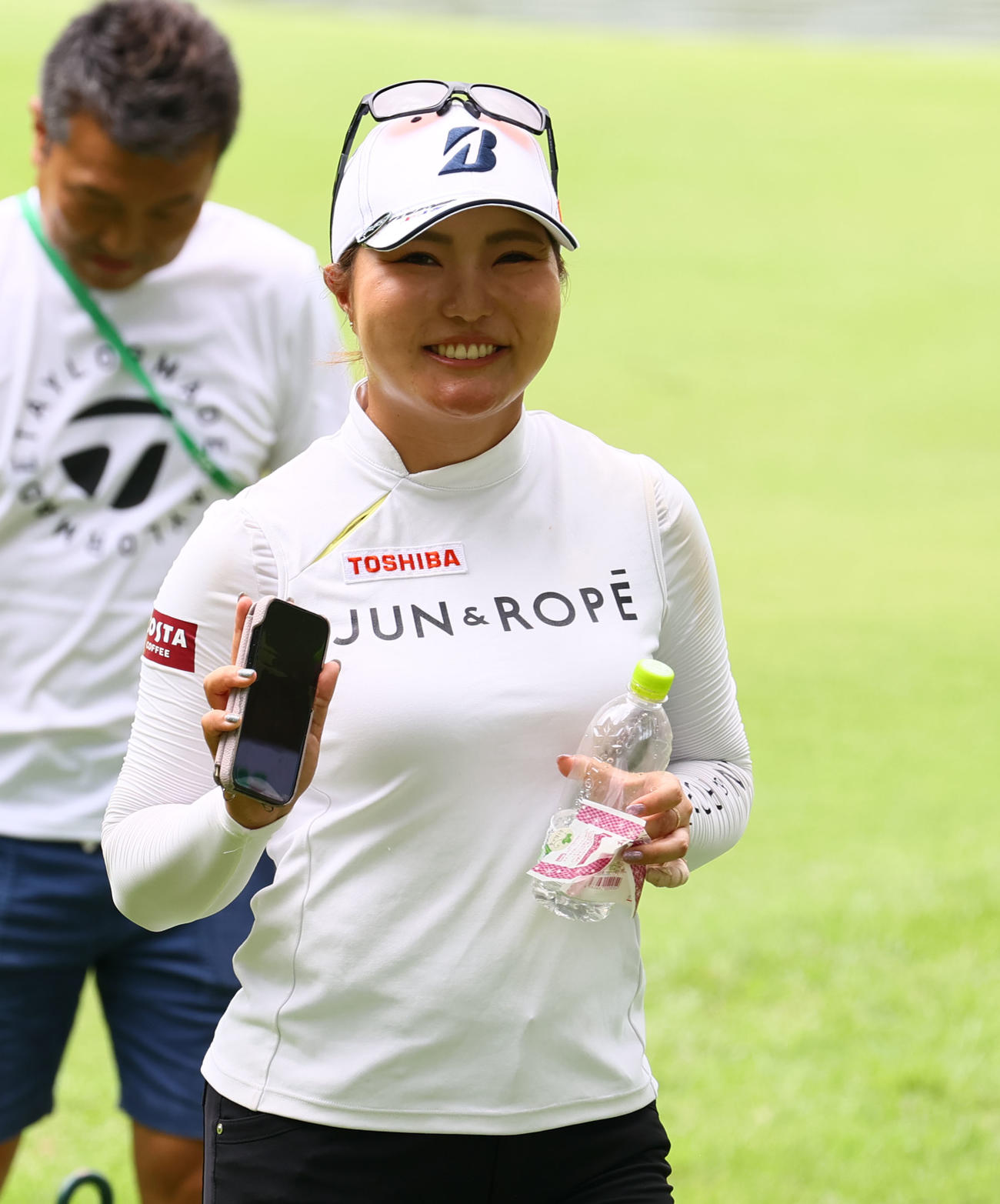9番、笑顔でホールアウトする高橋彩華（撮影・冨田成美）