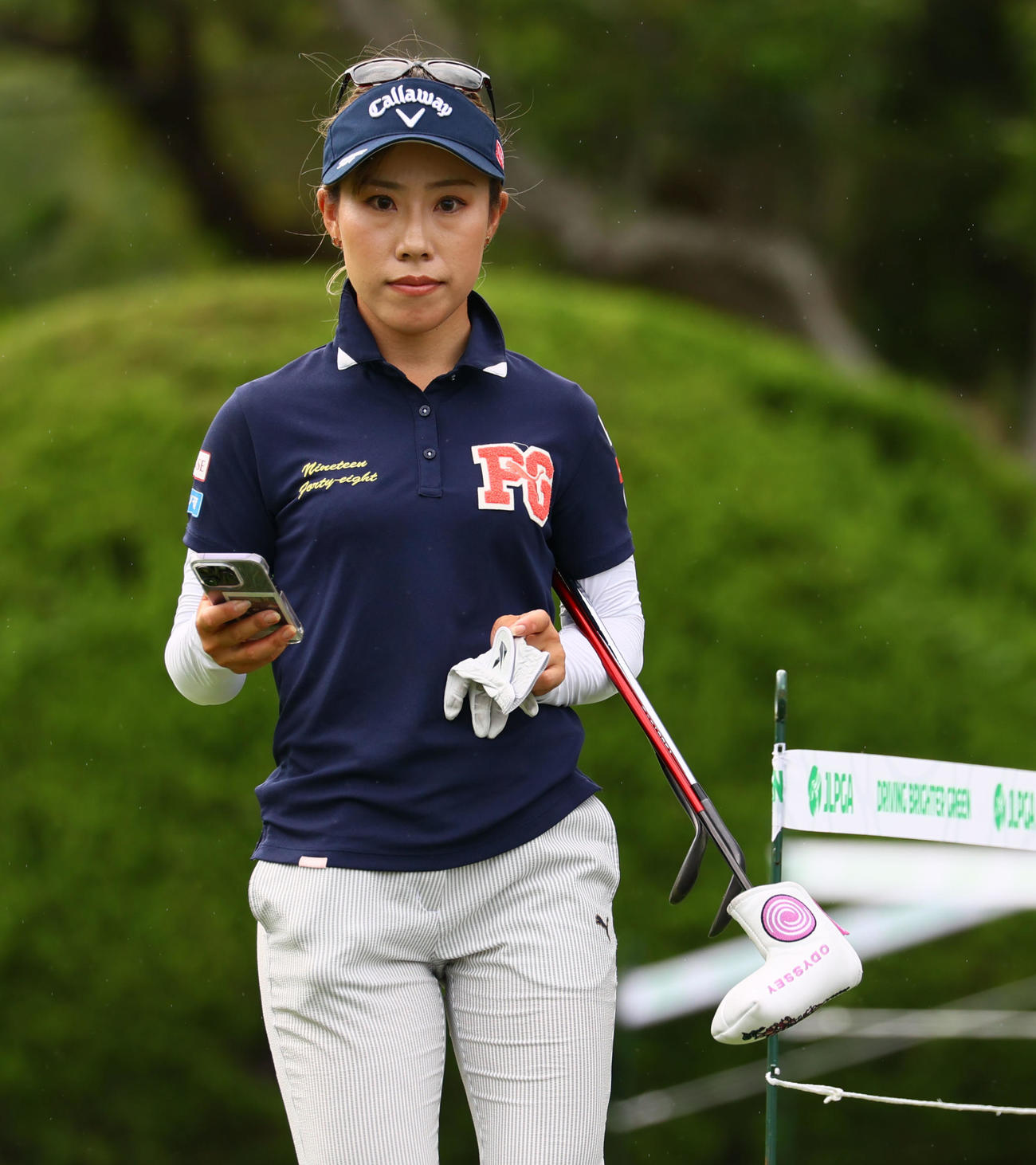 練習グリーンを引き揚げる木村彩子（撮影・冨田成美）