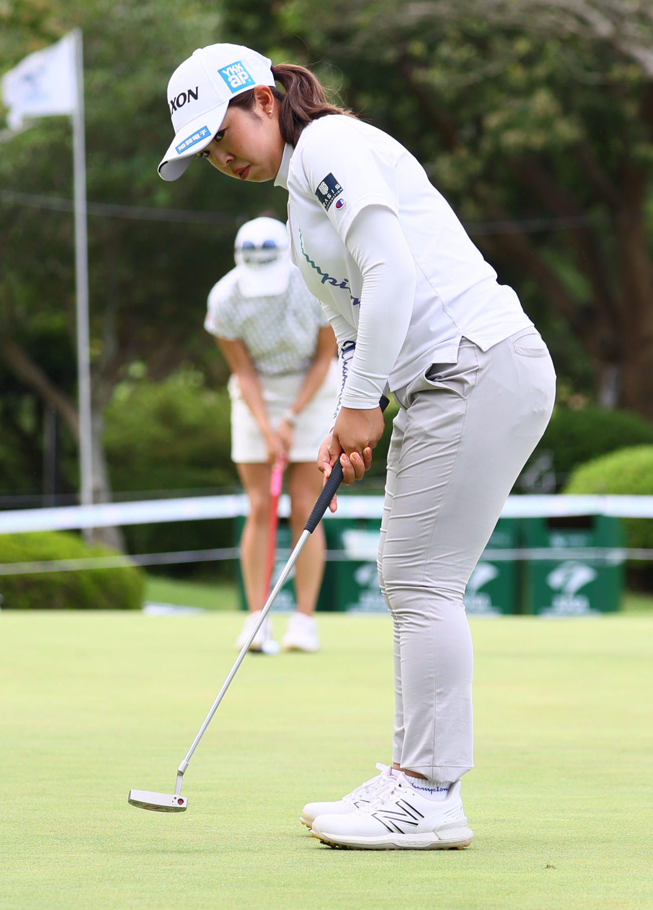 練習グリーン　打球を見つめる山下美夢有（撮影・冨田成美）