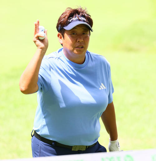 9番、カメラに手を振る表（撮影・冨田成美）