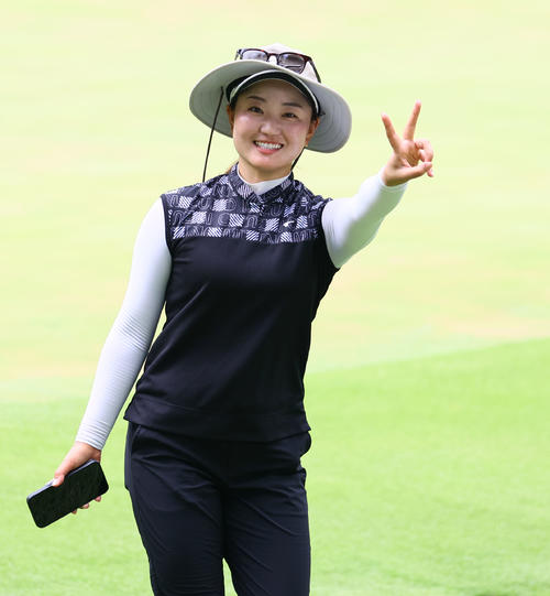 9番　笑顔でピースする奥山純菜（撮影・冨田成美）