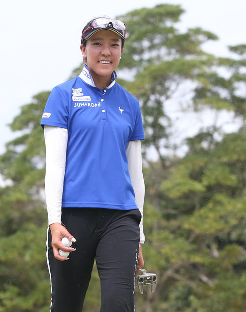 18番、笑顔でホールアウトするエイミー・コガ（撮影・冨田成美）