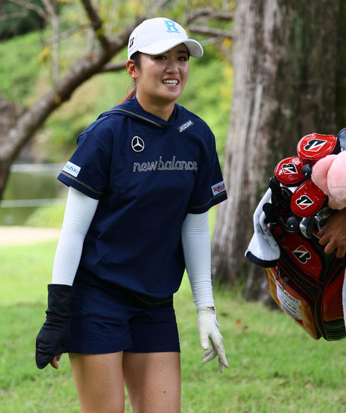 9番、笑顔でホールアウトする稲見萌寧（撮影・冨田成美）
