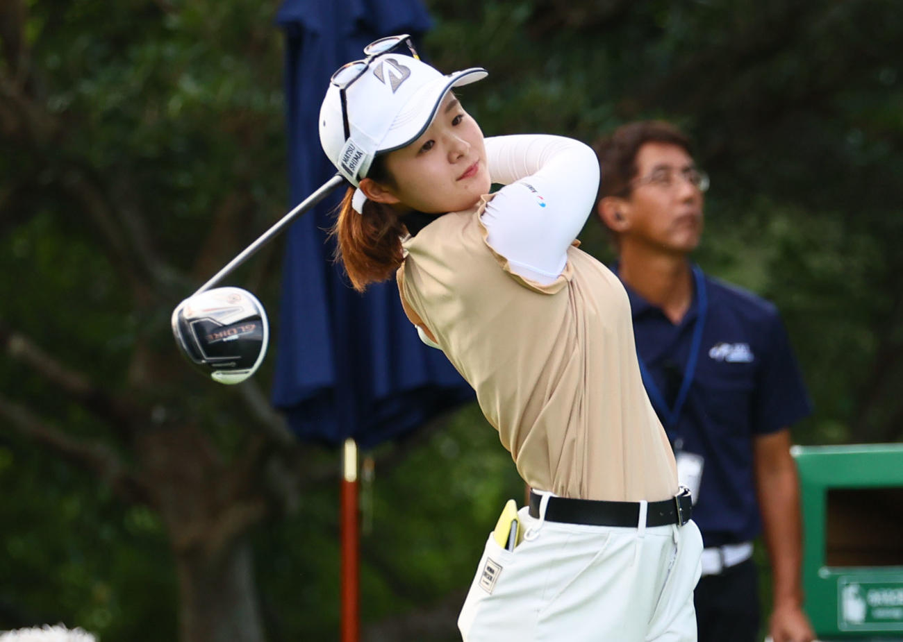 1番　ティーショットを放つ川崎（撮影・冨田成美）