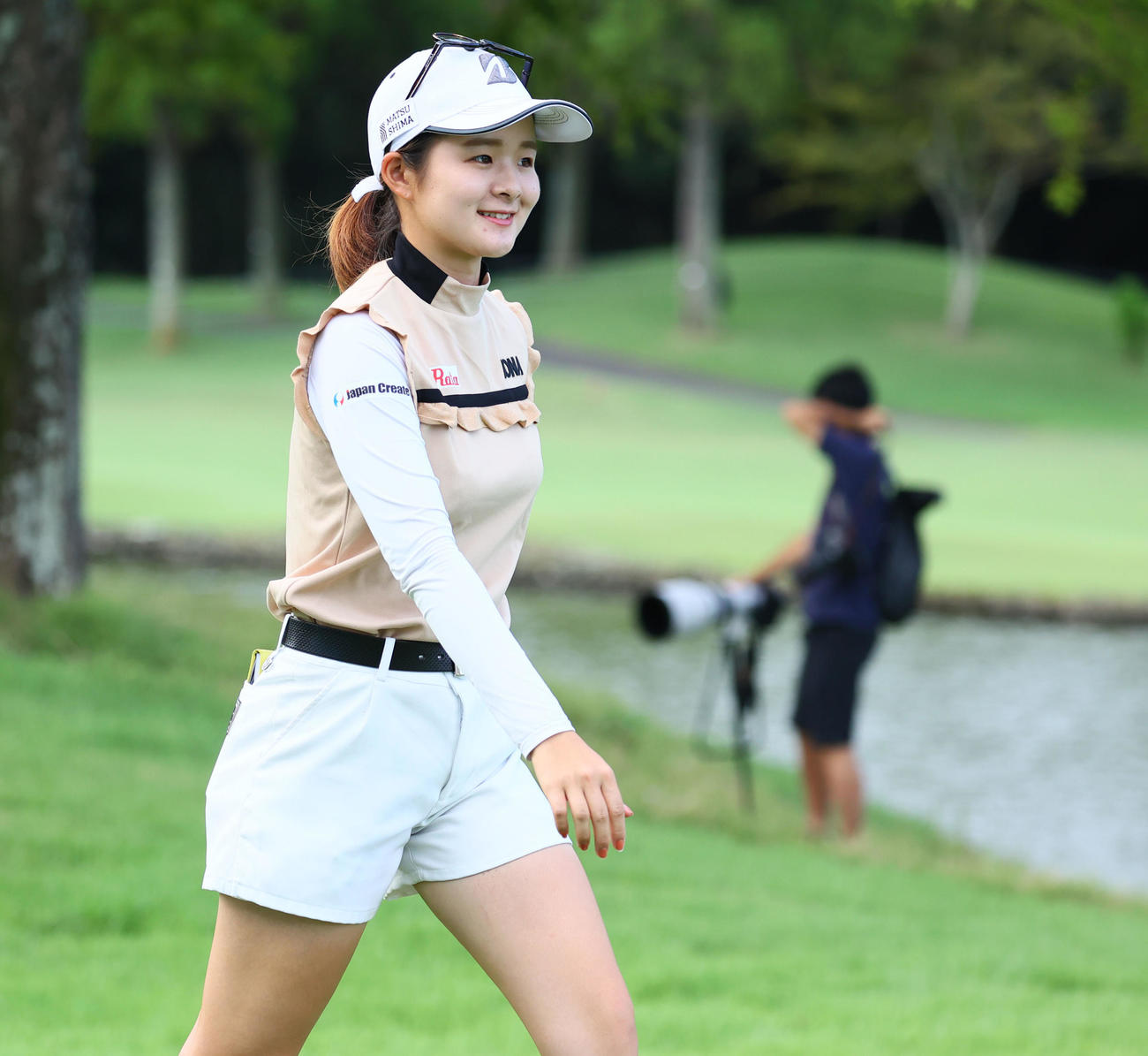 1番　セカンドショットへ向かう川崎（撮影・冨田成美）