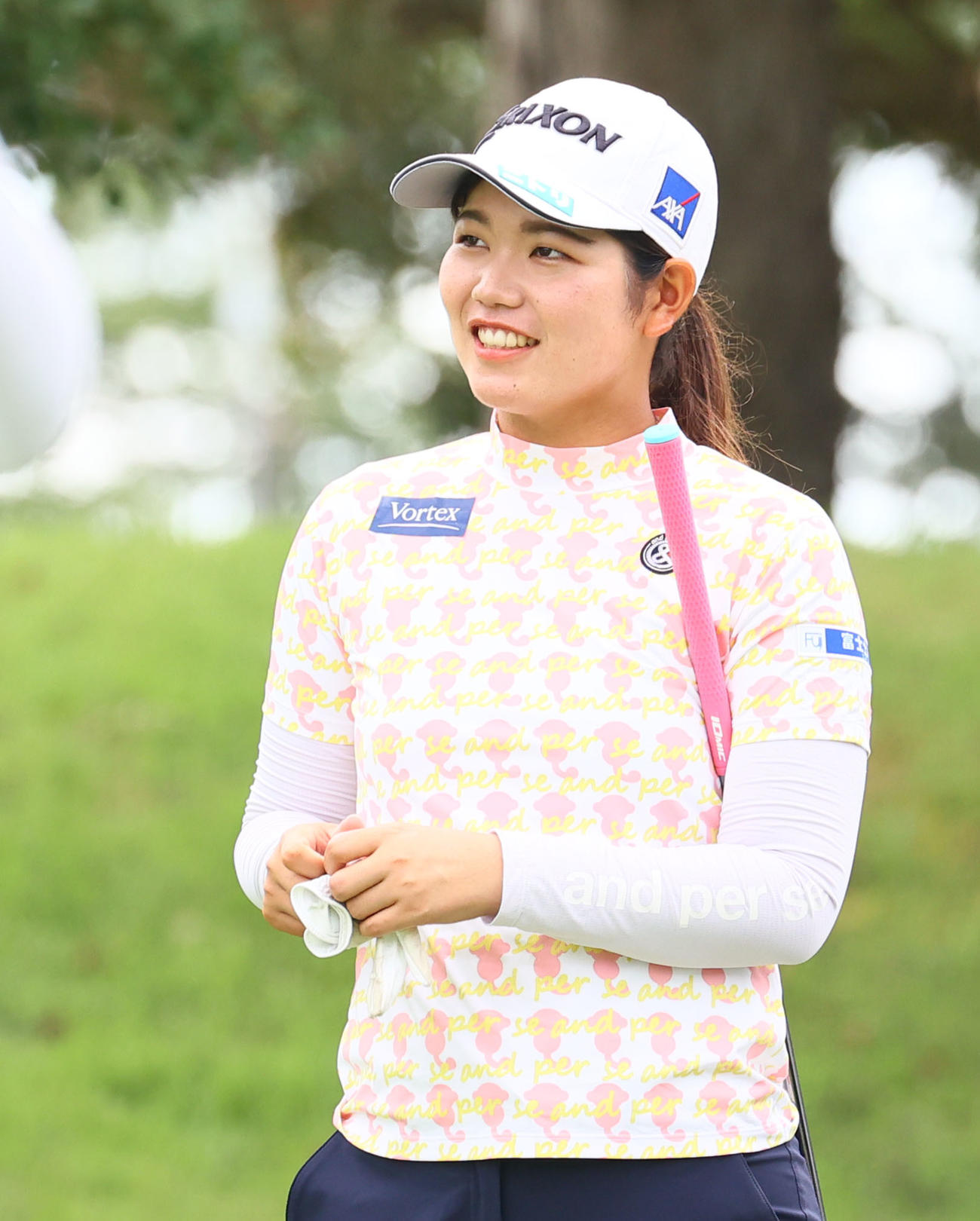 10番　同伴者の打球を見つめる桜井（撮影・冨田成美）