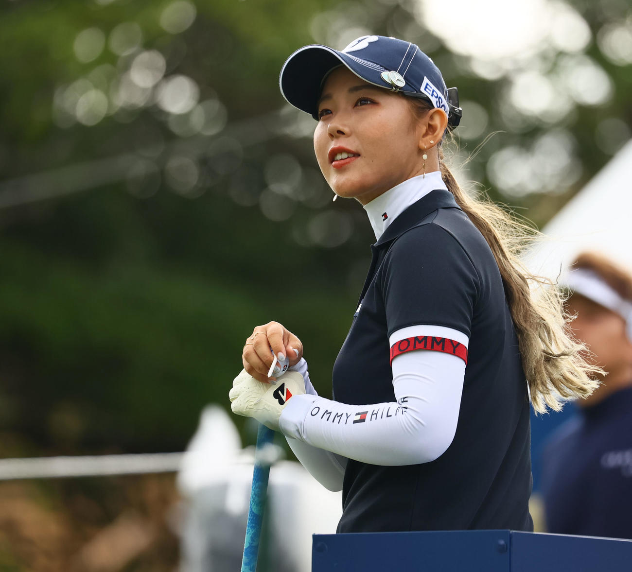 10番　同伴者のショットを見つめる吉田優（撮影・冨田成美）