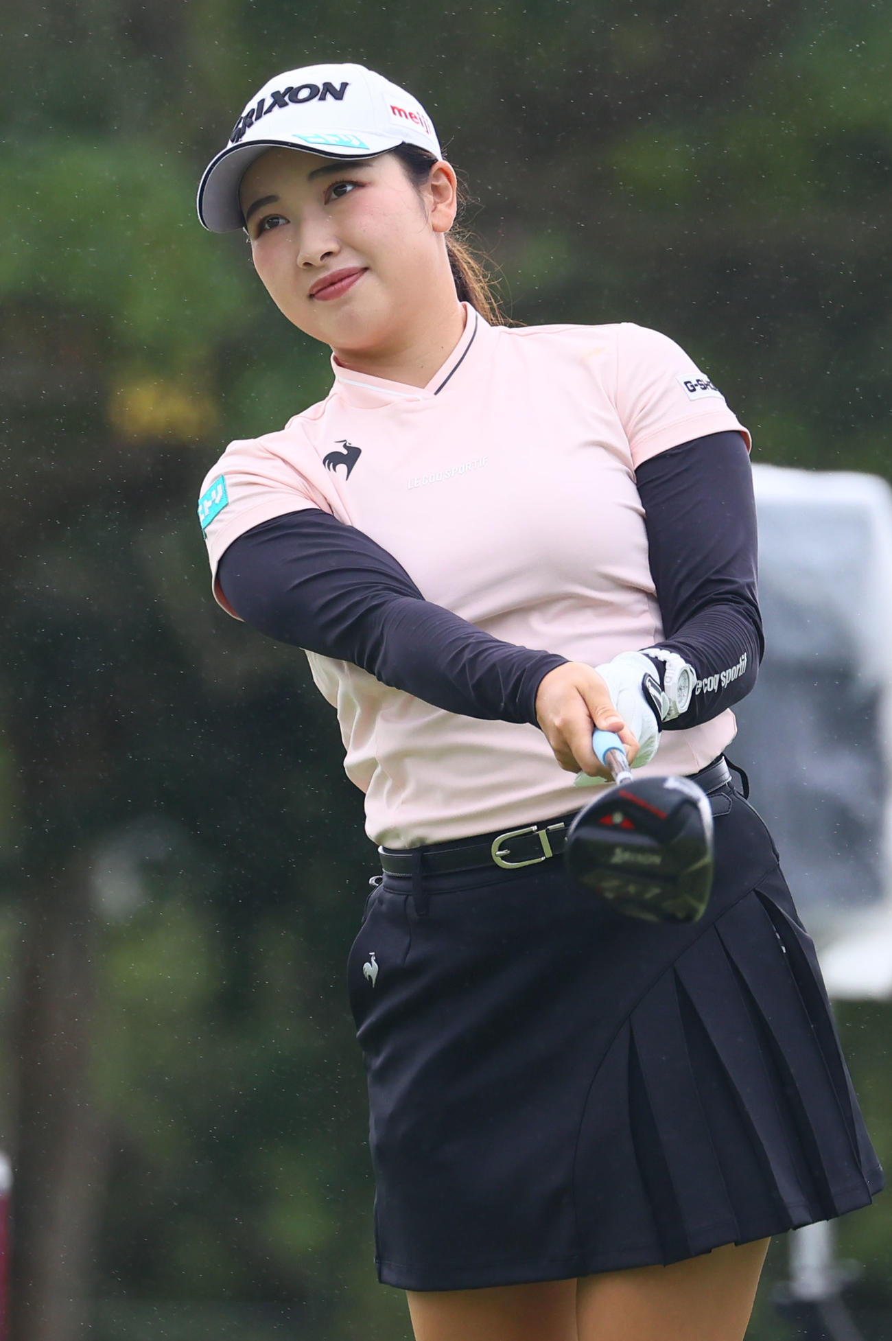 10番　ティーショットを放ち打球を見つめる小祝（撮影・冨田成美）