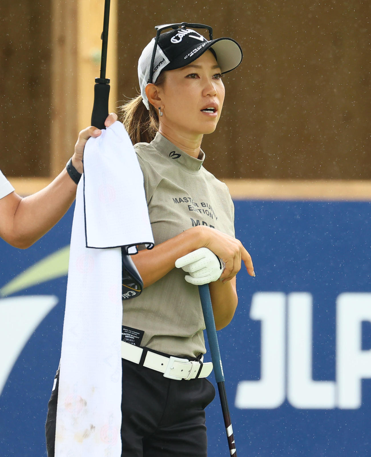 1番　同伴者のショットを見つめる上田（撮影・冨田成美）