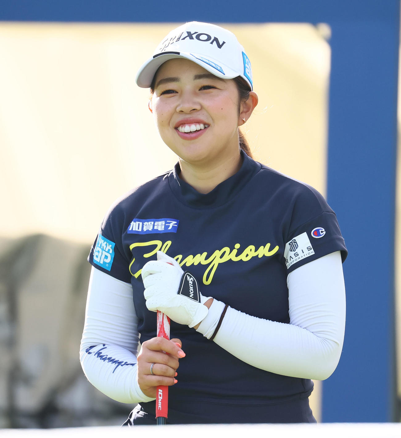 10番　同伴者のショットに笑顔を見せる山下（撮影・冨田成美）
