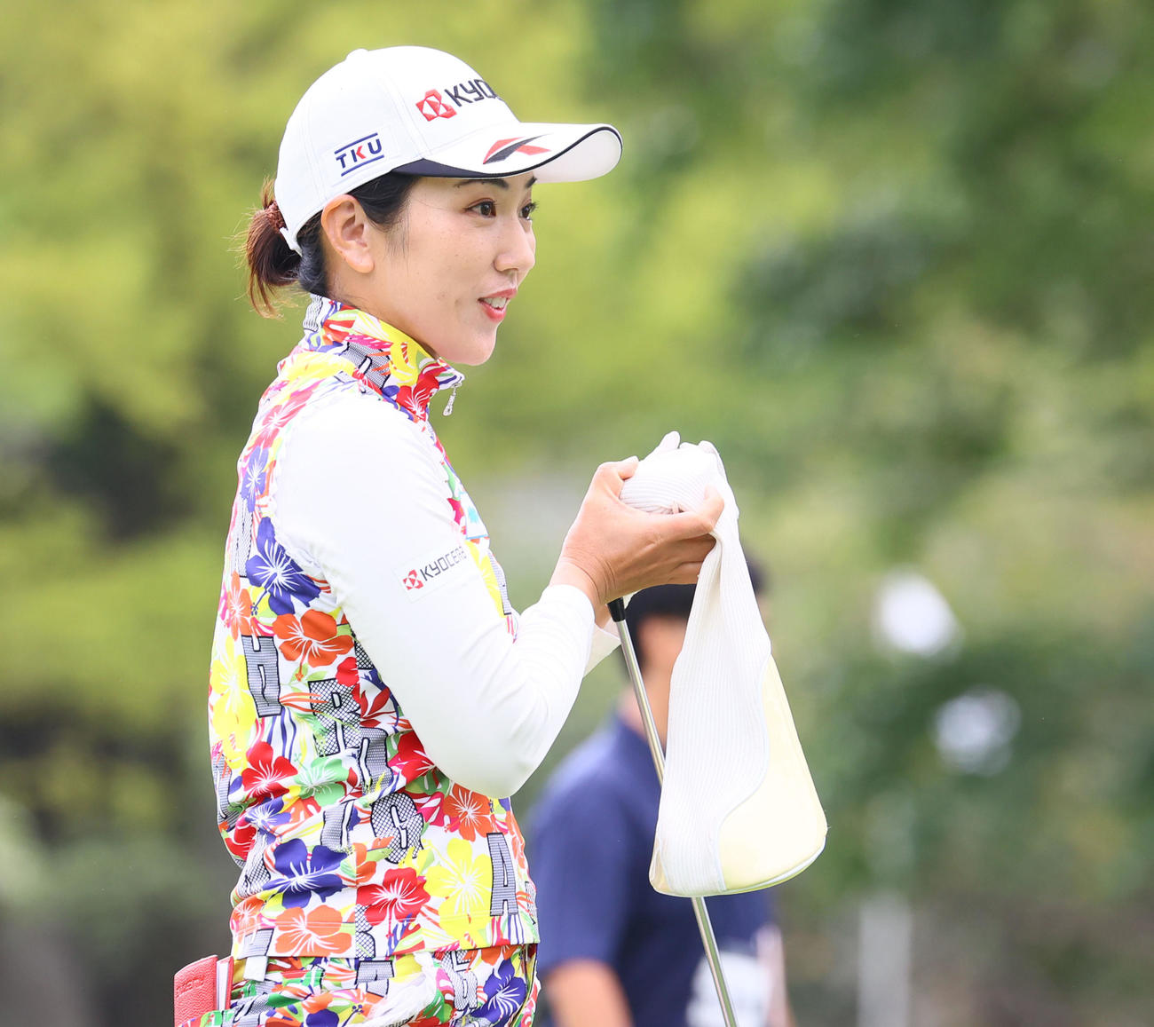 10番　同伴者と談笑する笠（撮影・冨田成美）