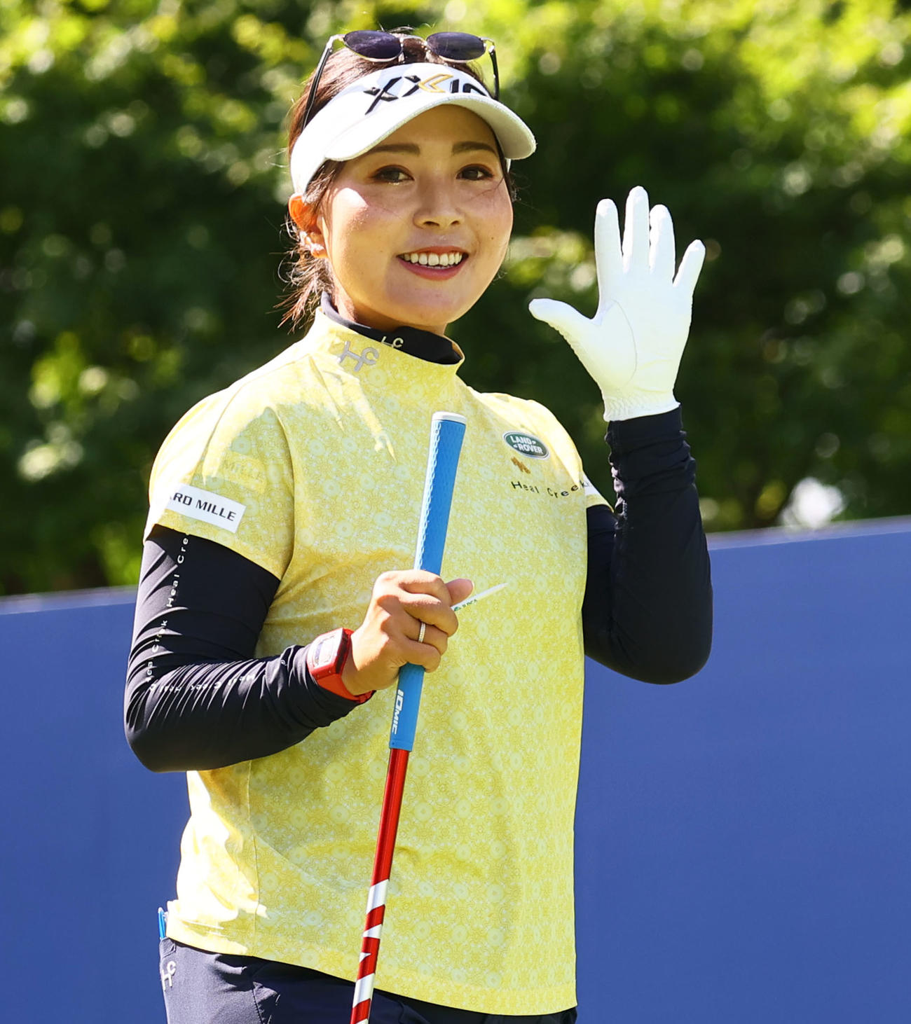 1番　手を振る青木（撮影・冨田成美）