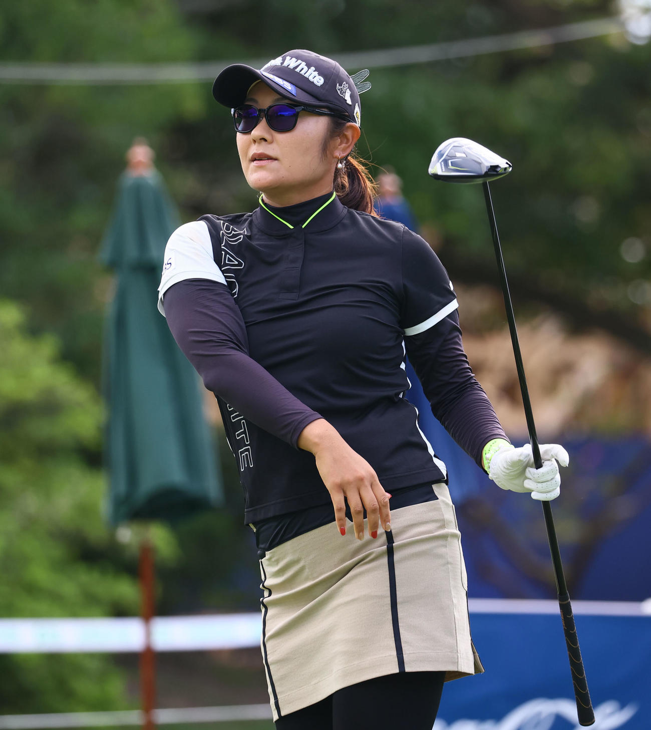 10番　ティーショットを放ち打球を見つめる藤田（撮影・冨田成美）