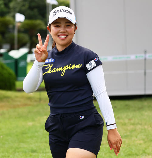 18番　笑顔でピースする山下（撮影・冨田成美）