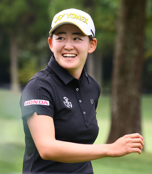 1番　セカンドショットへ向かう岩井明（撮影・冨田成美）