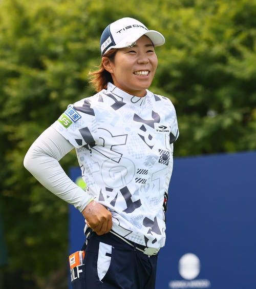 1番　笑顔を見せる穴井（撮影・冨田成美）