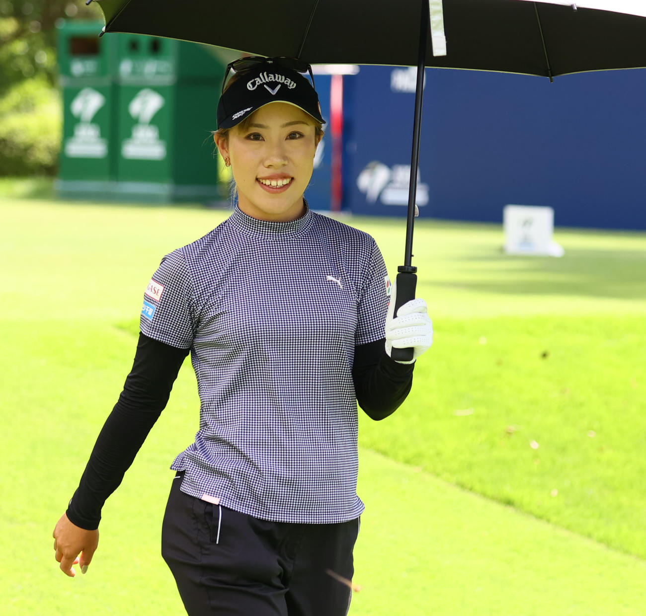 1番　日傘を手に移動する木村彩子（撮影・冨田成美）