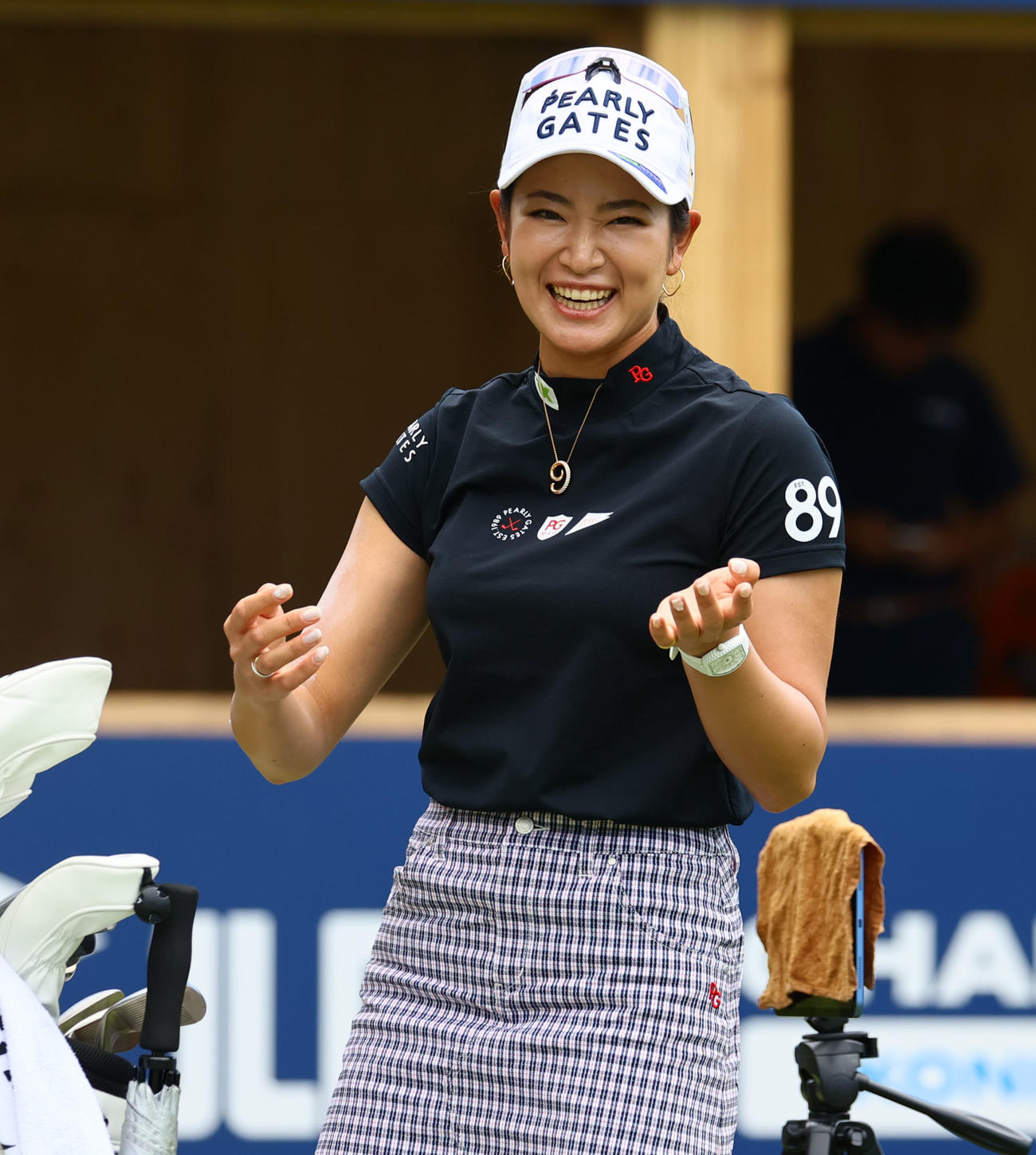 1番　ティーショットを前に笑顔を見せる原英莉花（撮影・冨田成美）