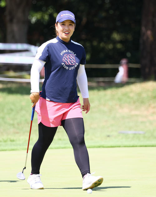 18番　笑顔を見せる西郷真央（撮影・冨田成美）