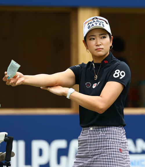 1番　日焼け止めクリームを塗る原英莉花（撮影・冨田成美）