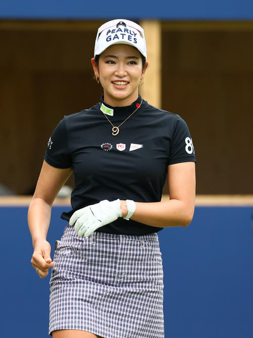 1番　セカンドショットへ向かう原英莉花（撮影・冨田成美）
