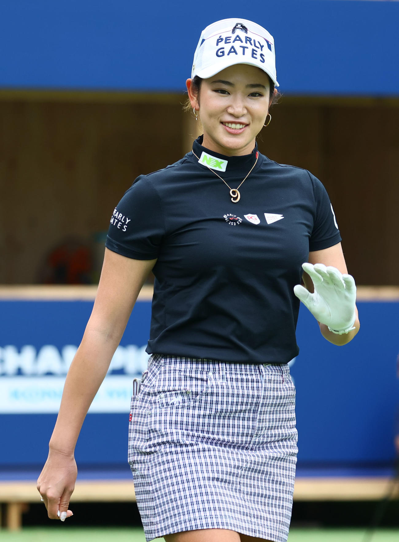 1番　セカンドショットへ向かう原英莉花（撮影・冨田成美）