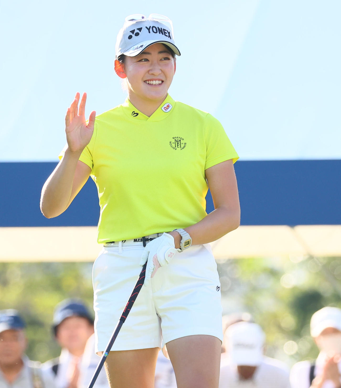 10番　ギャラリーの声援に応える岩井千怜（撮影・冨田成美）