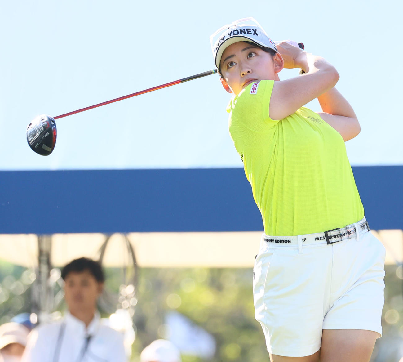 10番　ティーショットを放つ岩井千怜（撮影・冨田成美）