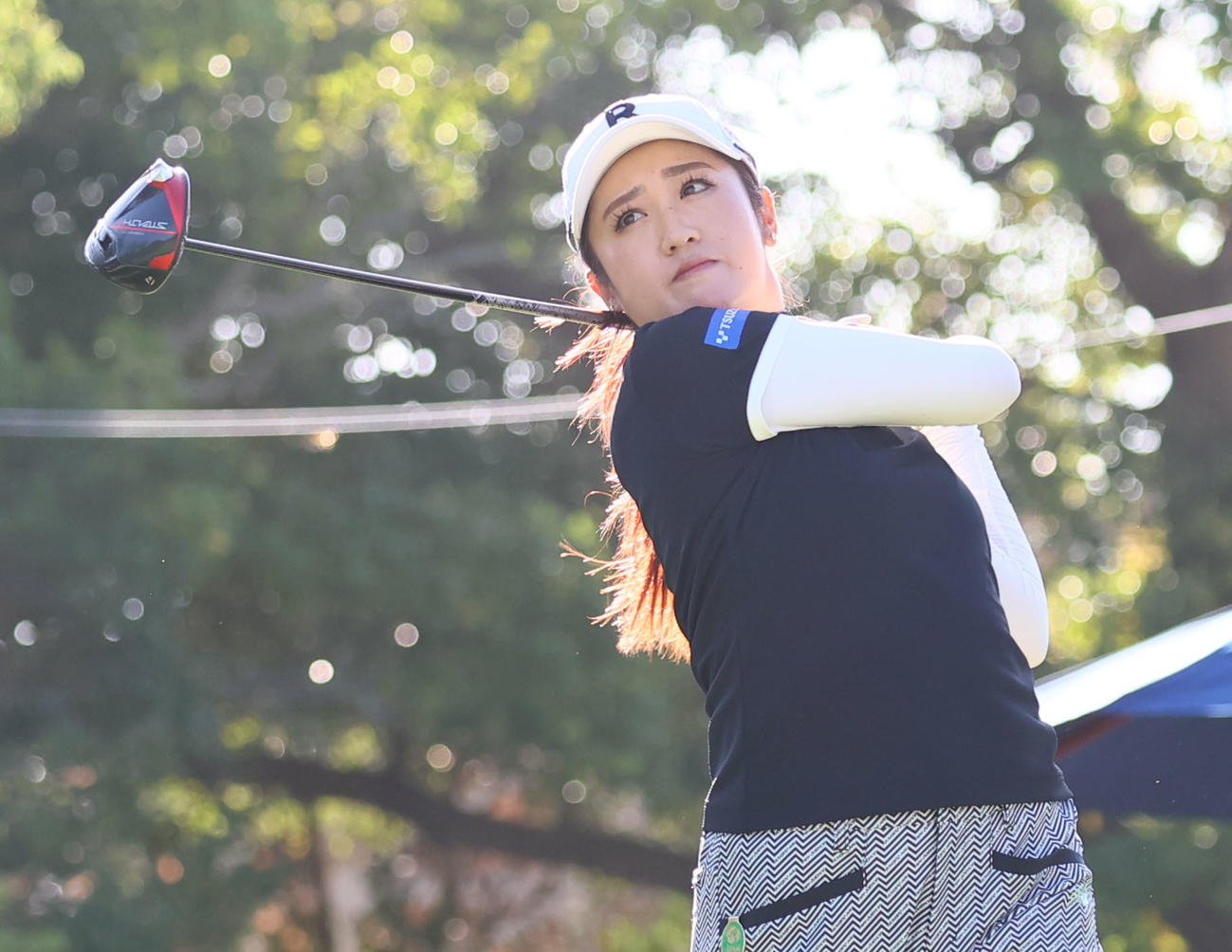 10番　ティーショットを放つ稲見（撮影・冨田成美）