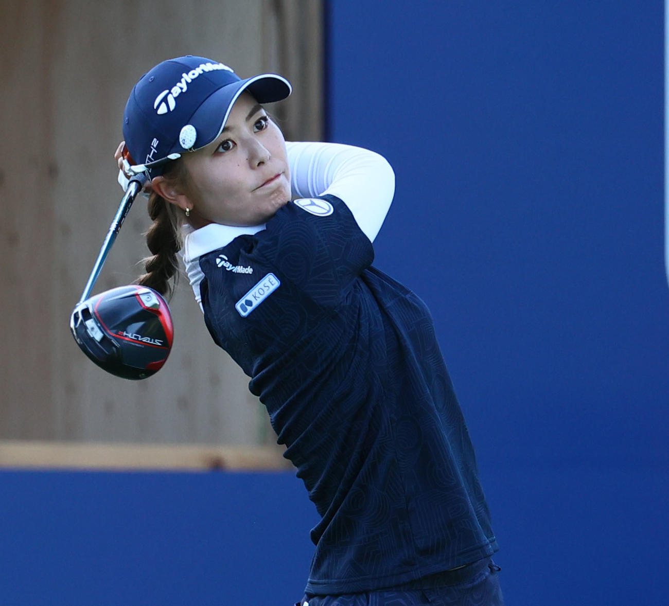 1番　ティーショットを放つ松森（撮影・冨田成美）