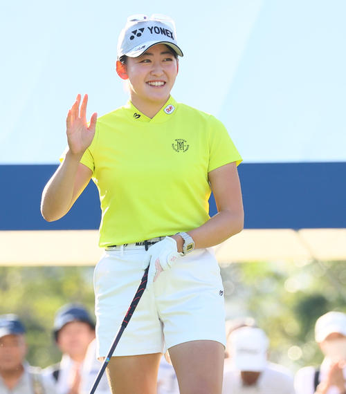 10番　ギャラリーの声援に応える岩井千怜（撮影・冨田成美）