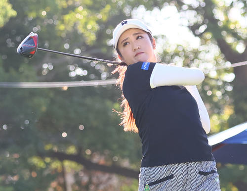 10番　ティーショットを放つ稲見（撮影・冨田成美）