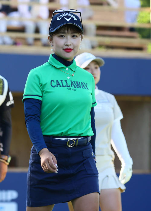 1番　カメラにほほ笑むリ・ハナ（撮影・冨田成美）