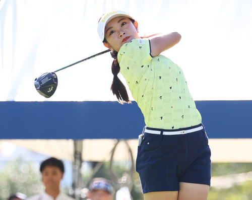 1番　ティーショットを放つ河本（撮影・冨田成美）
