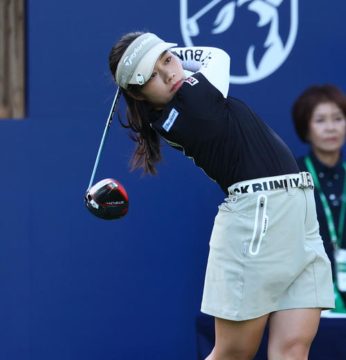 1番　ティーショットを放つ藤井（撮影・冨田成美）