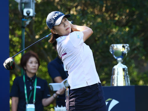 1番　ティーショットを放つ原江里菜（撮影・冨田成美）