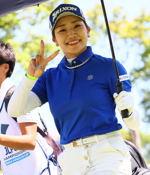 10番　カメラを見つけてピースする安田彩乃（撮影・冨田成美）