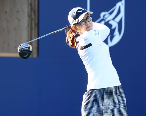 1番　ティーショットを放つ横峯（撮影・冨田成美）