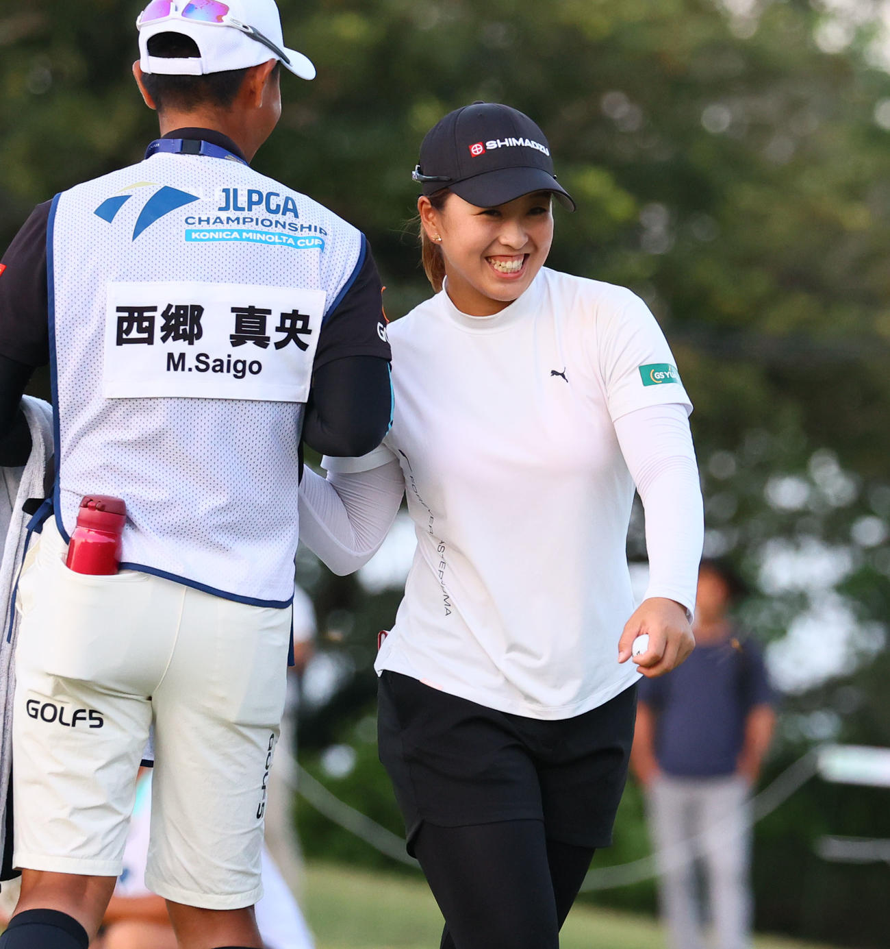 18番　ホールアウトしキャディーと握手する西郷真央（撮影・冨田成美）