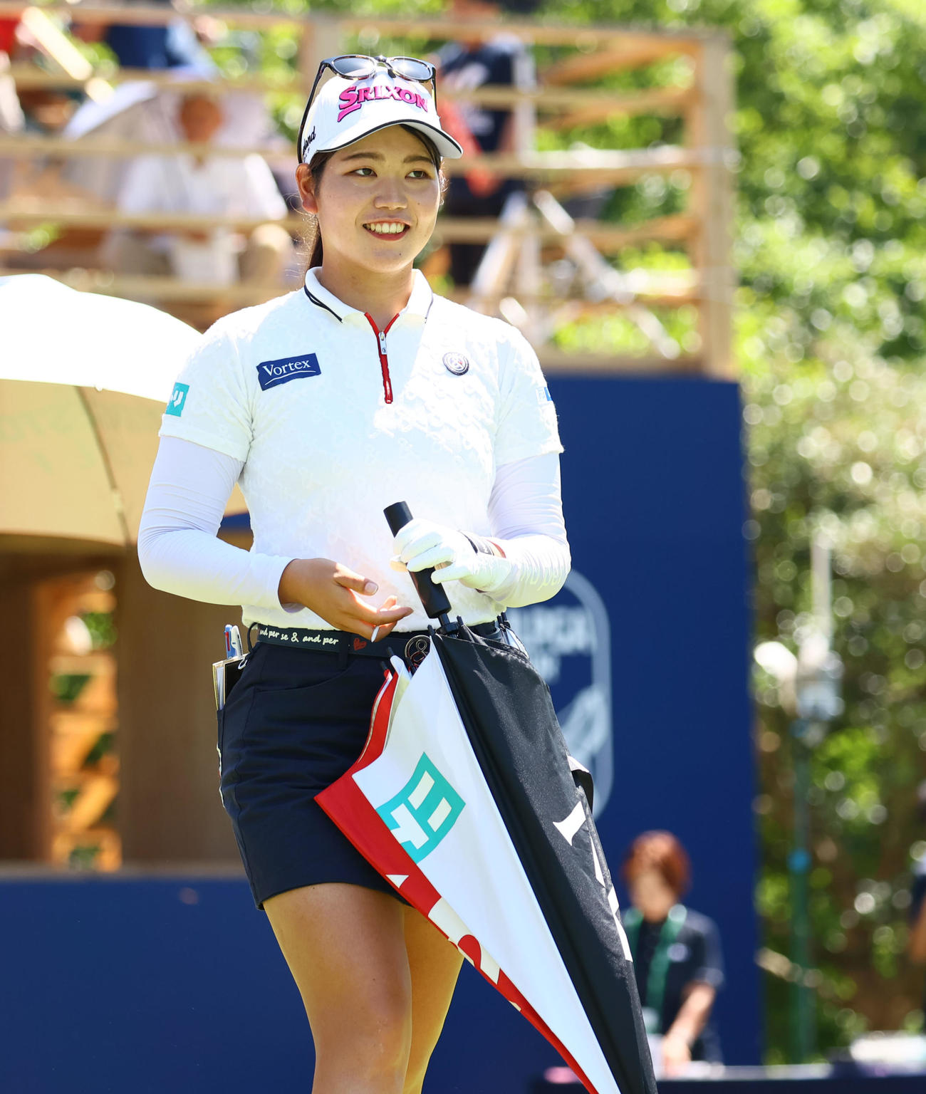 1番　日傘を手にセカンドショットへ向かう桜井心那（撮影・冨田成美）