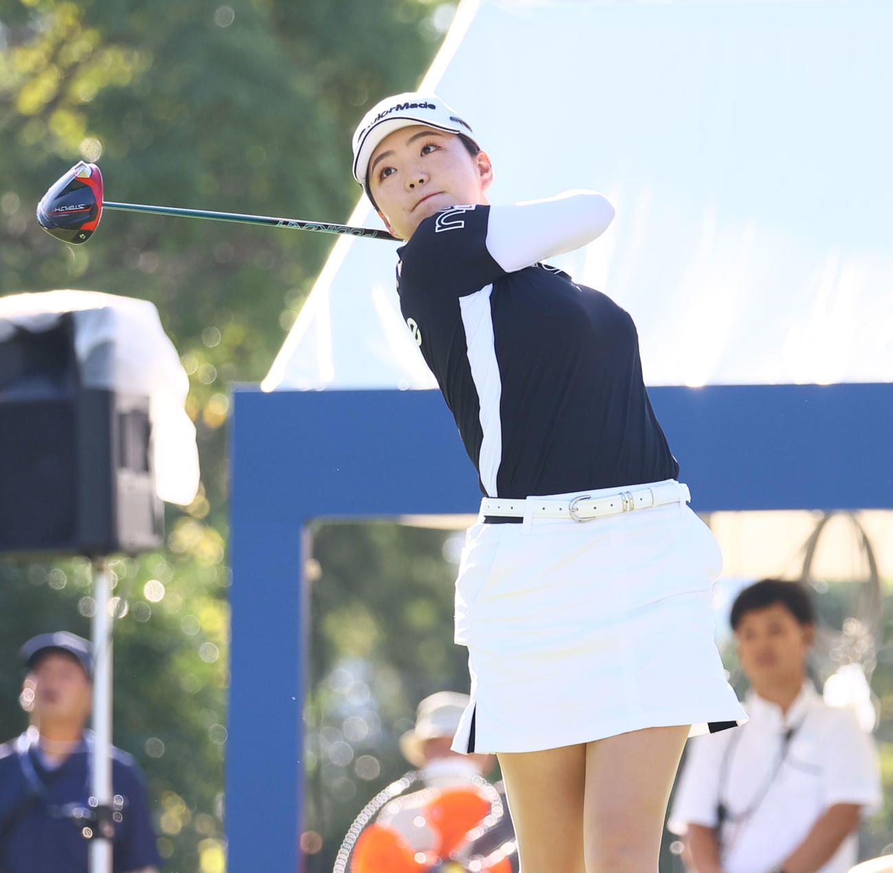 10番　ティーショットを放つ山内日菜子（撮影・冨田成美）